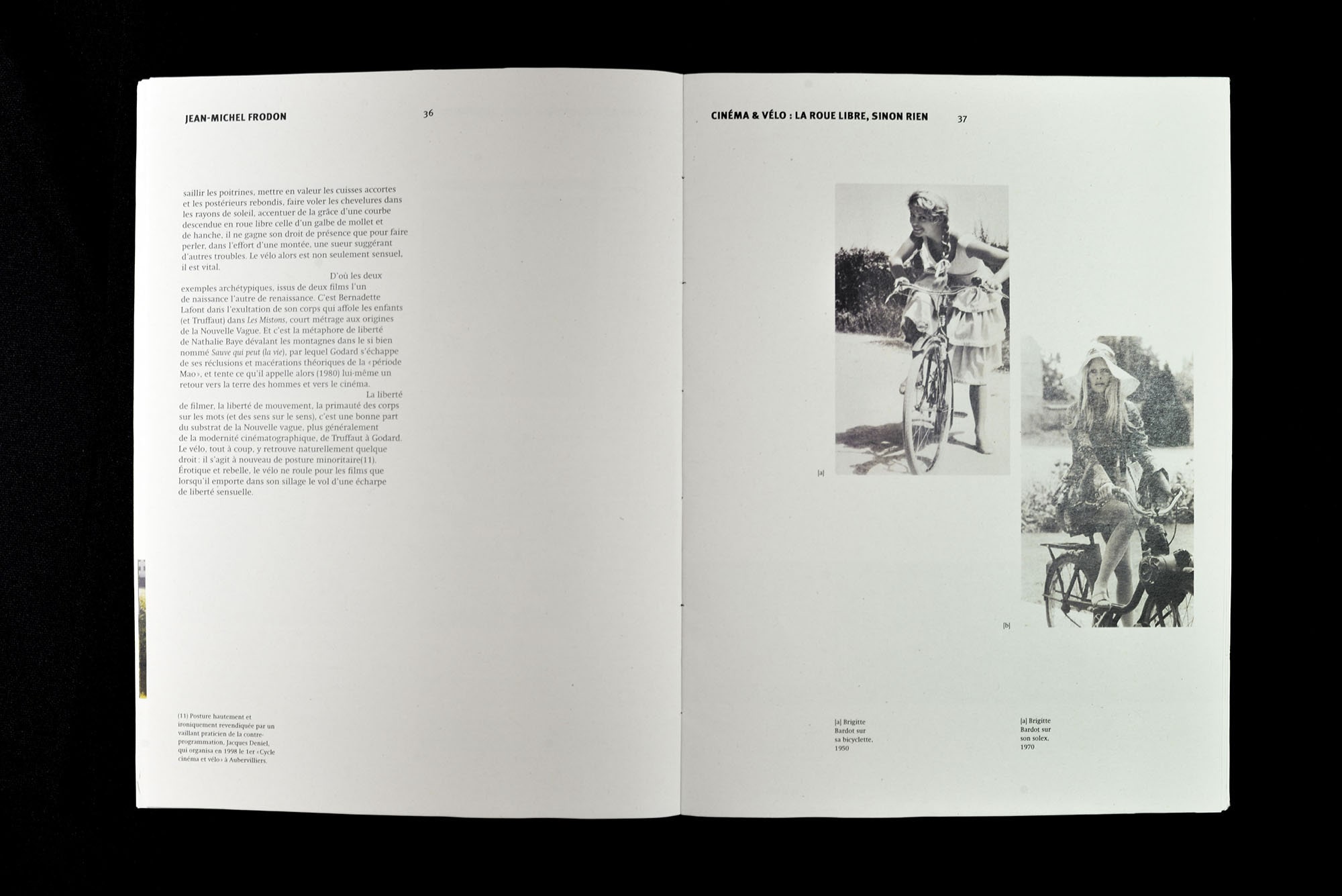 Double page interne de l'édition, à gauche se situe le texte présent dans une seule colonne, à droite se trouve deux photos de femmes à bicyclette