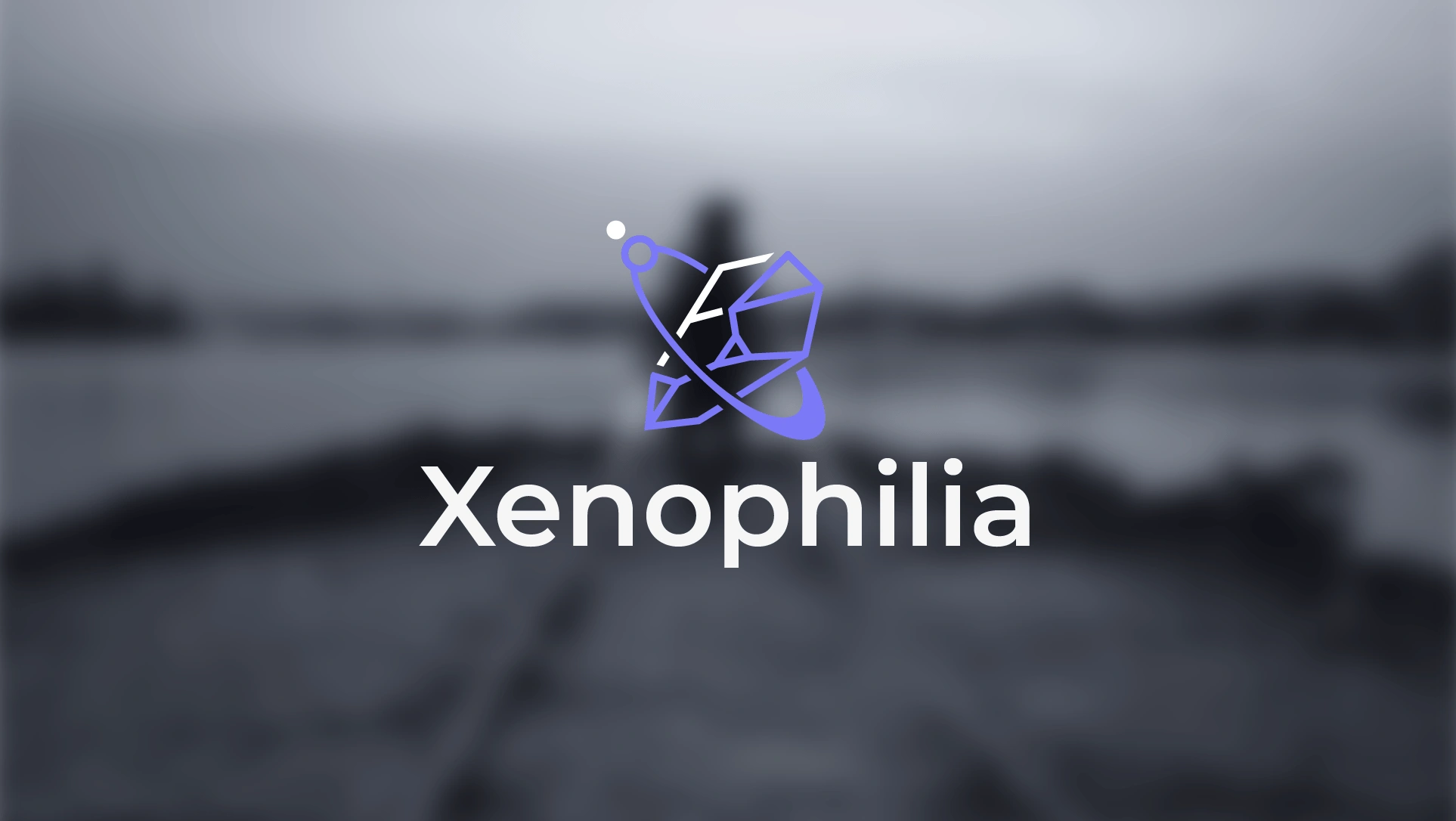 Image de couverture de la présentation du logo Xenophilia. Une sphère en orbite d'un cristal dont une face forme la lettre F et donc le symbole est incliné pour former un X